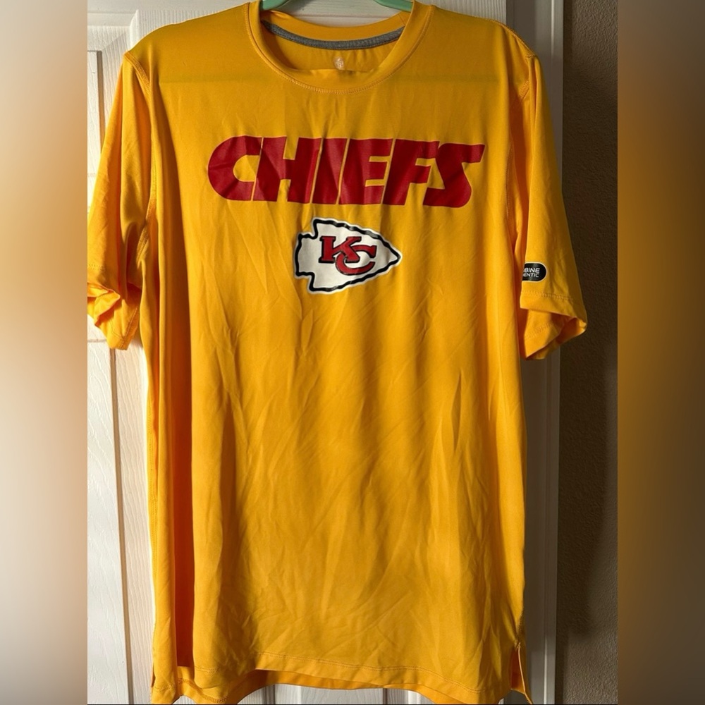 Chiefs Apparel Yellow Shirt Men’s size Large
